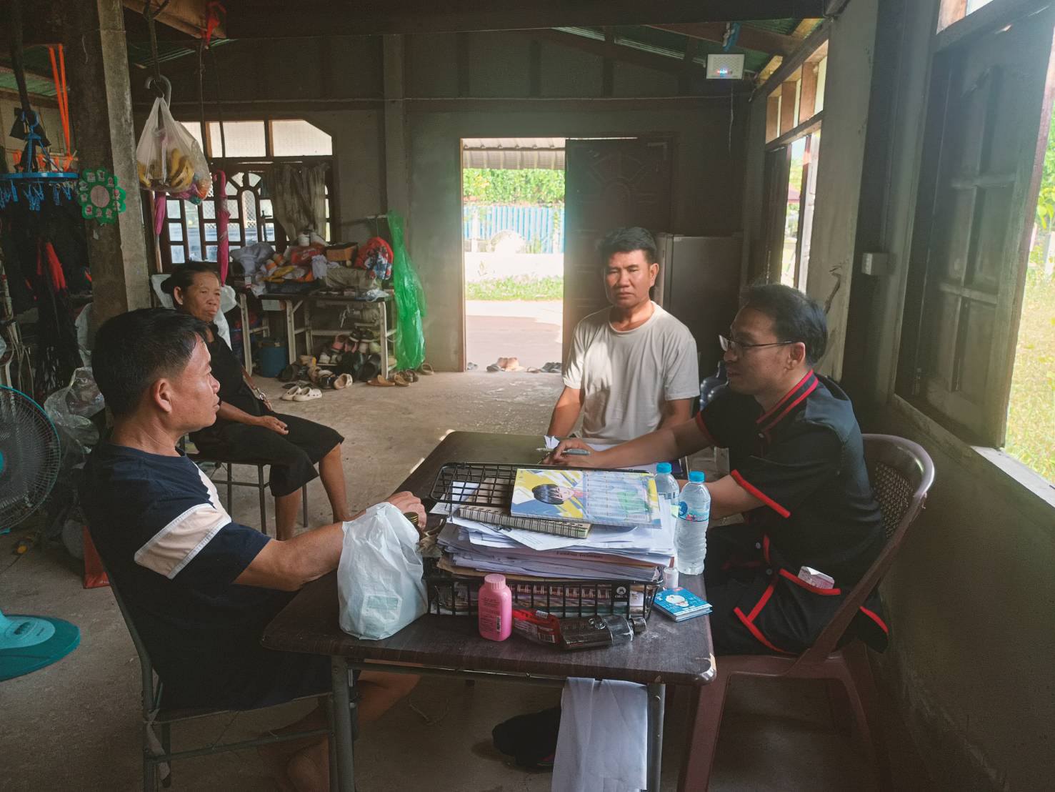 พช.เต่างอย ลงพื้นที่ติดตามการดำเนินงานกองทุน กข.คจ. บ้านหนองน้ำคำ