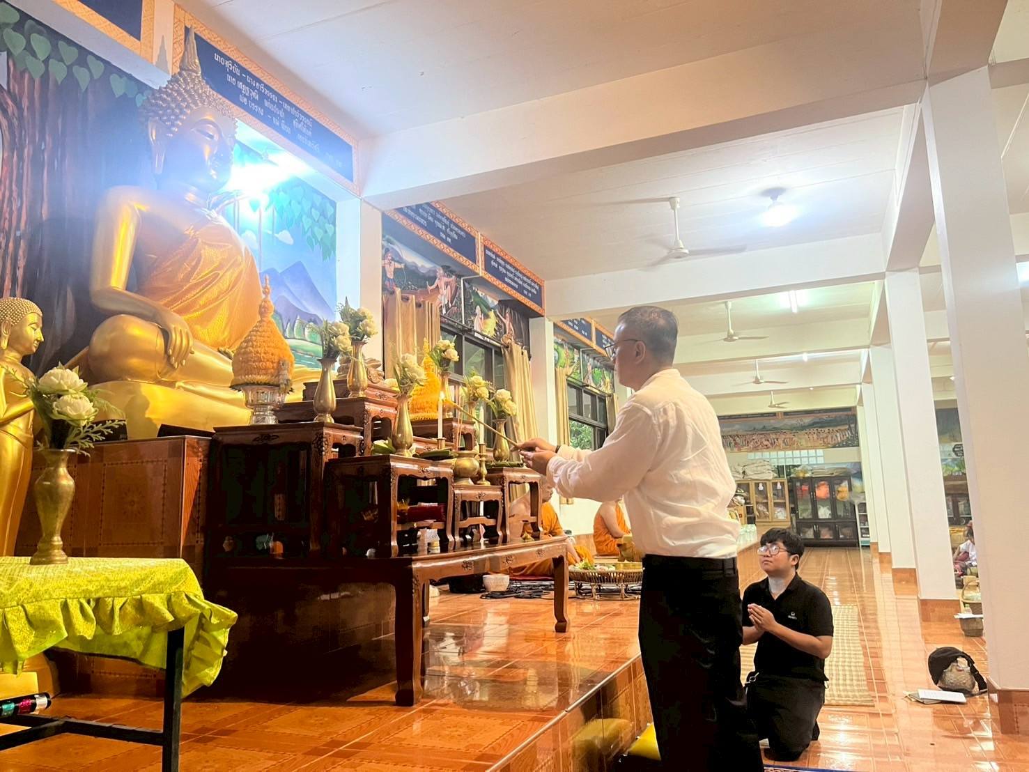 พช.เต่างอย ร่วมกิจกรรมทำบุญตักบาตร ส่งเสริมคุณธรรมจริยธรรมในชุมชน